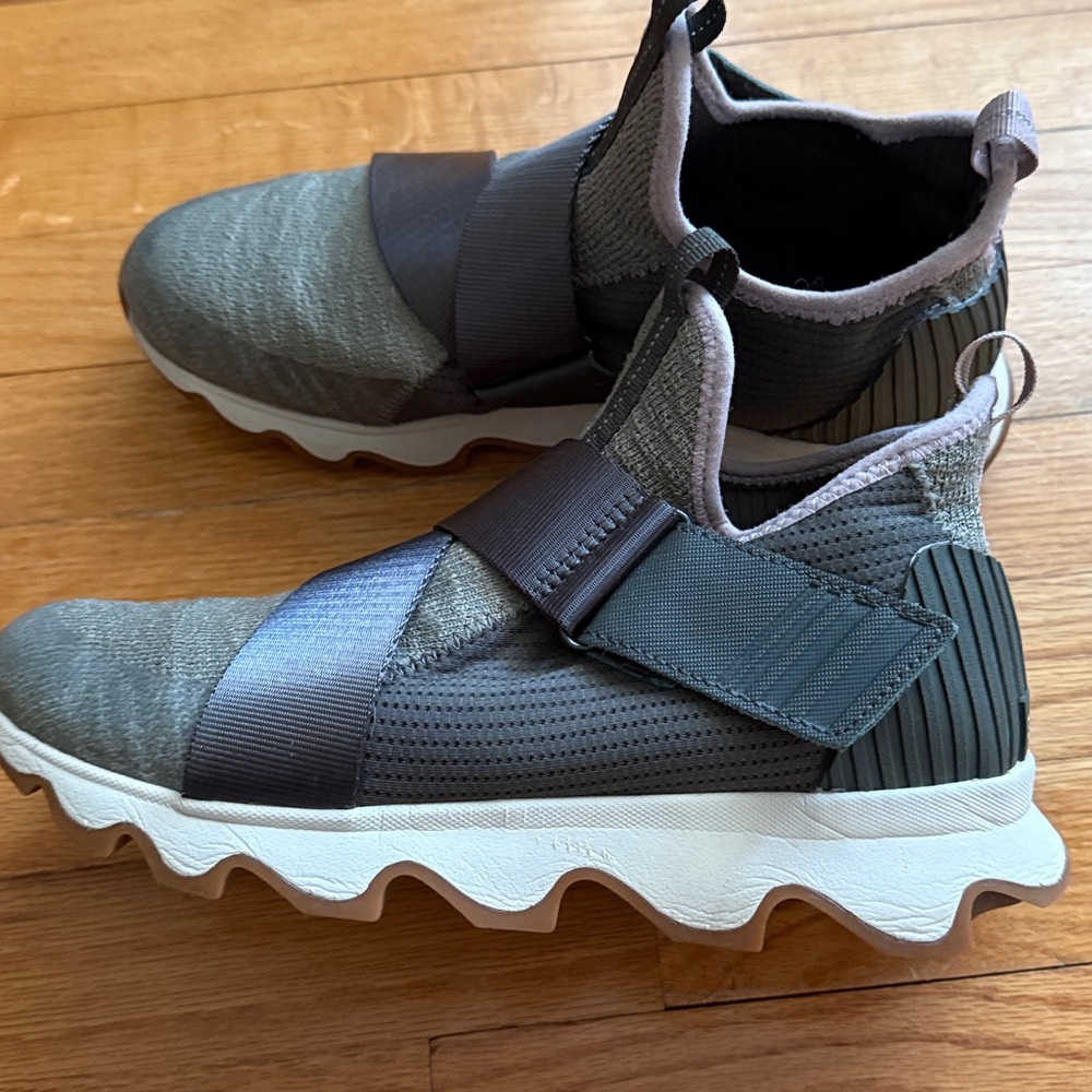Sorel Kinetic Alpine Tundra Running Sneaker Sage Green Women’s size 9